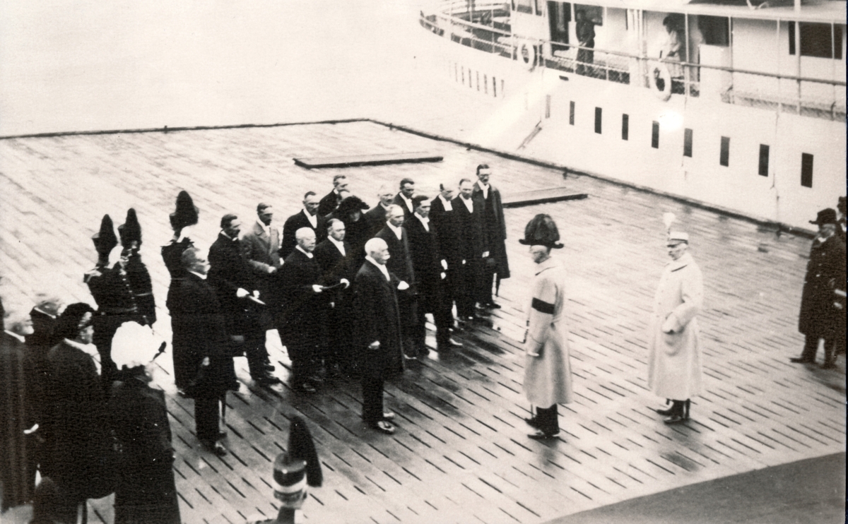 Strängnäs den 6 juni 1923

Bild 1
HM Konungen och Prins Eugen anländer till Ångbåtsbron i Strängnäs.

Bild 2
Stadsfullmäktiges ordförande, jägmästare Pauli, tar emot Konungen och Prinsen.