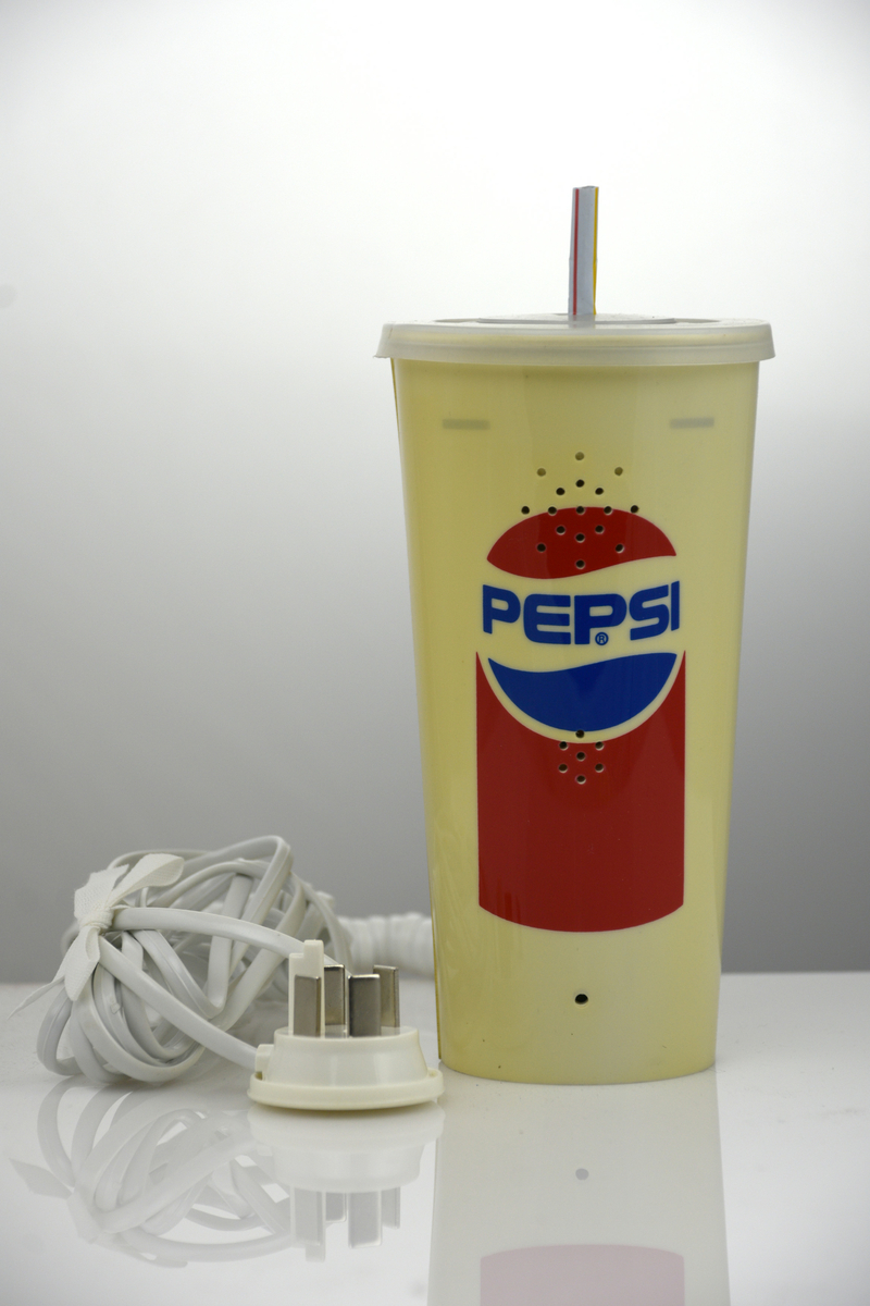 Telefonapparat, Pepsi-Cola-mugg, med 10 minnen, repetition och pulsval, i originalkartong.