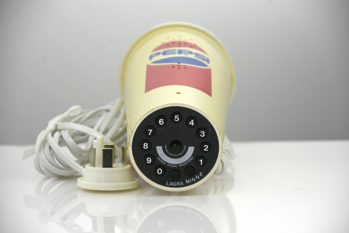 Telefonapparat, Pepsi-Cola-mugg, med 10 minnen, repetition och pulsval, i originalkartong.