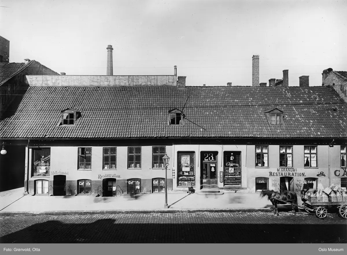 forretningsgård, Carl Jeppesens sigarforretning, M. Granums restaurant, hest, vogn, gutt