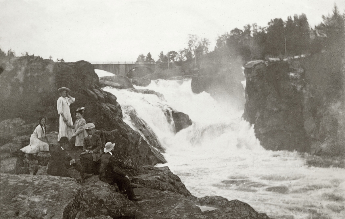 Labrofoss, Aagot Samuelsen (1889-1966) stående