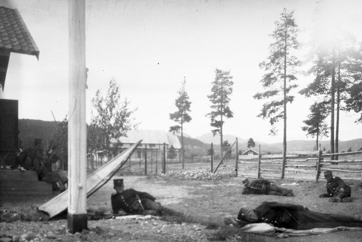 Serie med bilde frå ein militærleir