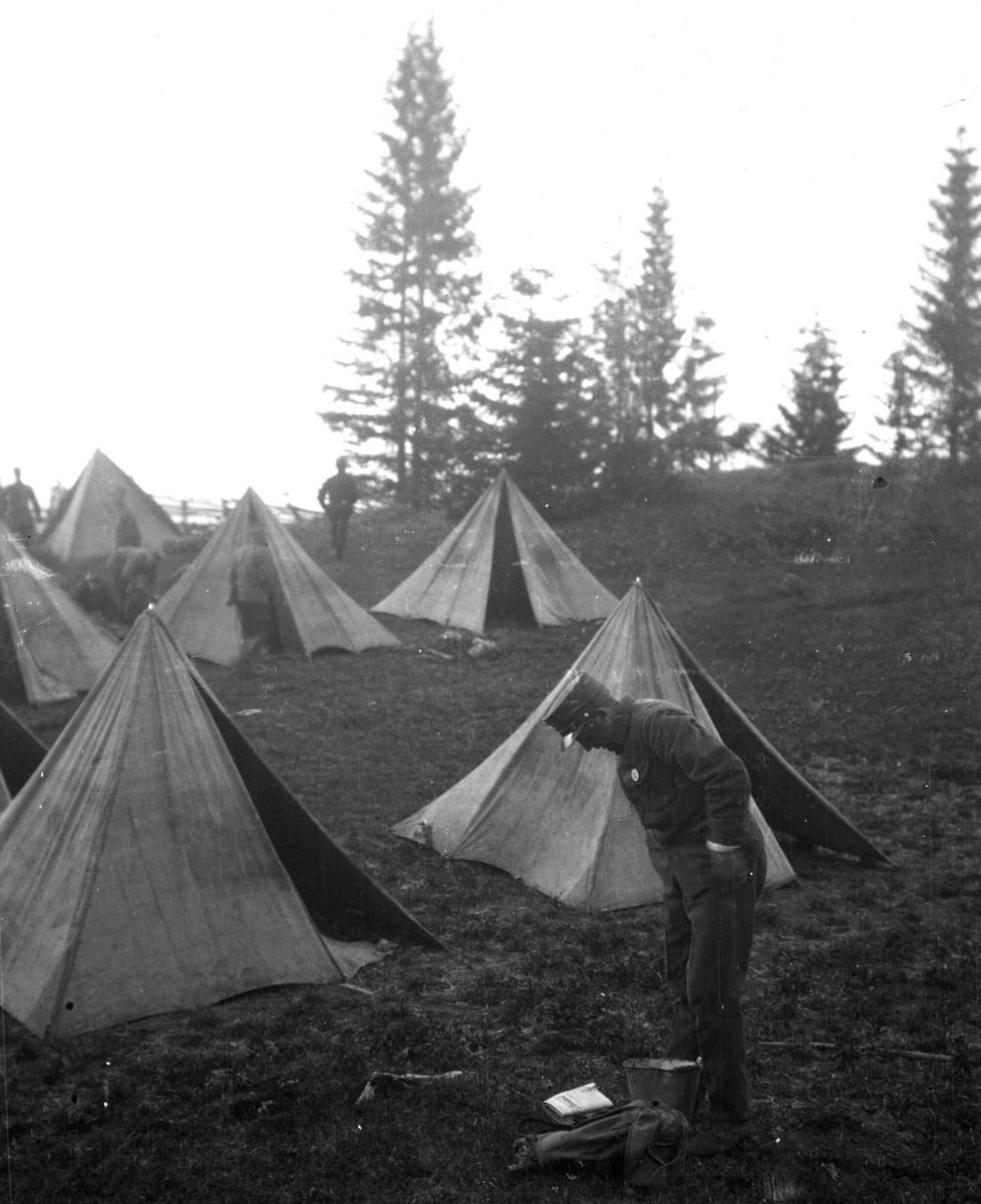 Serie med bilde frå ein militærleir