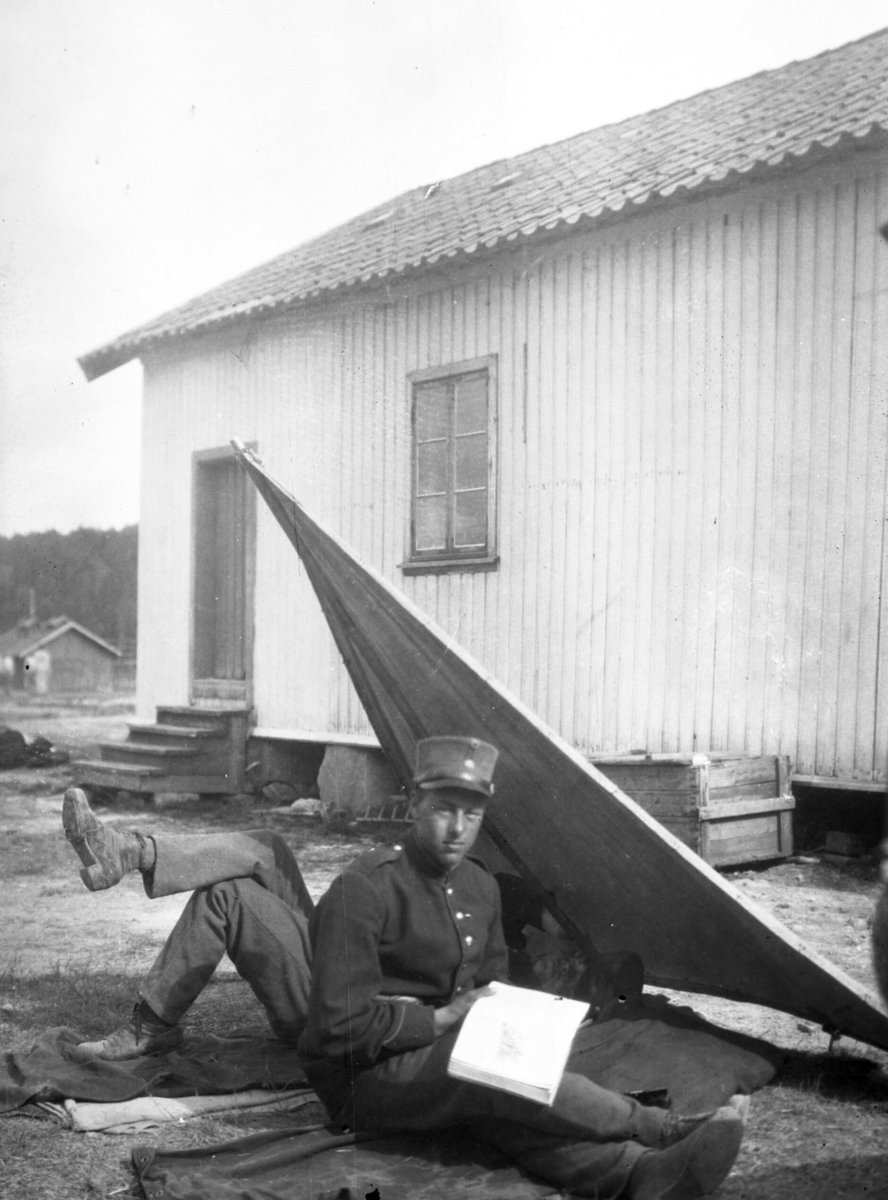 Serie med bilde frå ein militærleir