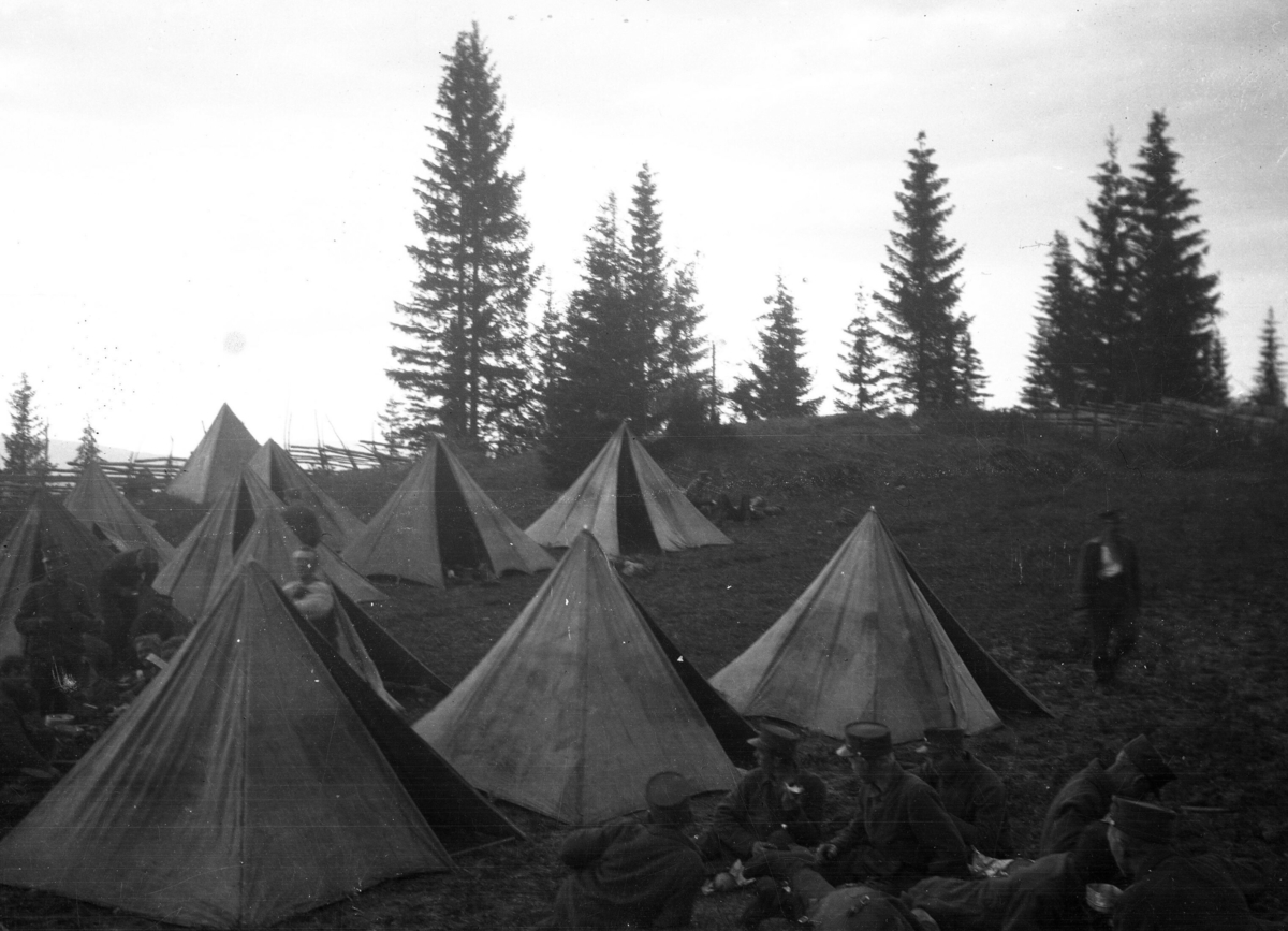 Serie med bilde frå ein militærleir