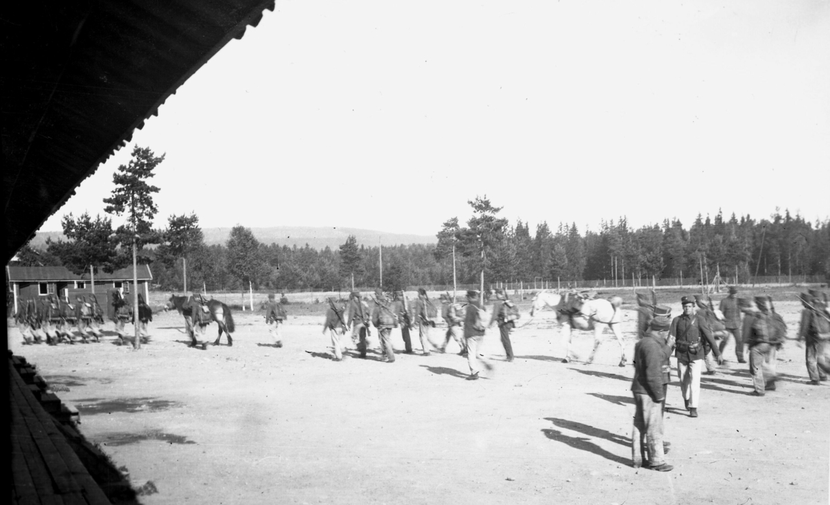 Serie med bilde frå ein militærleir