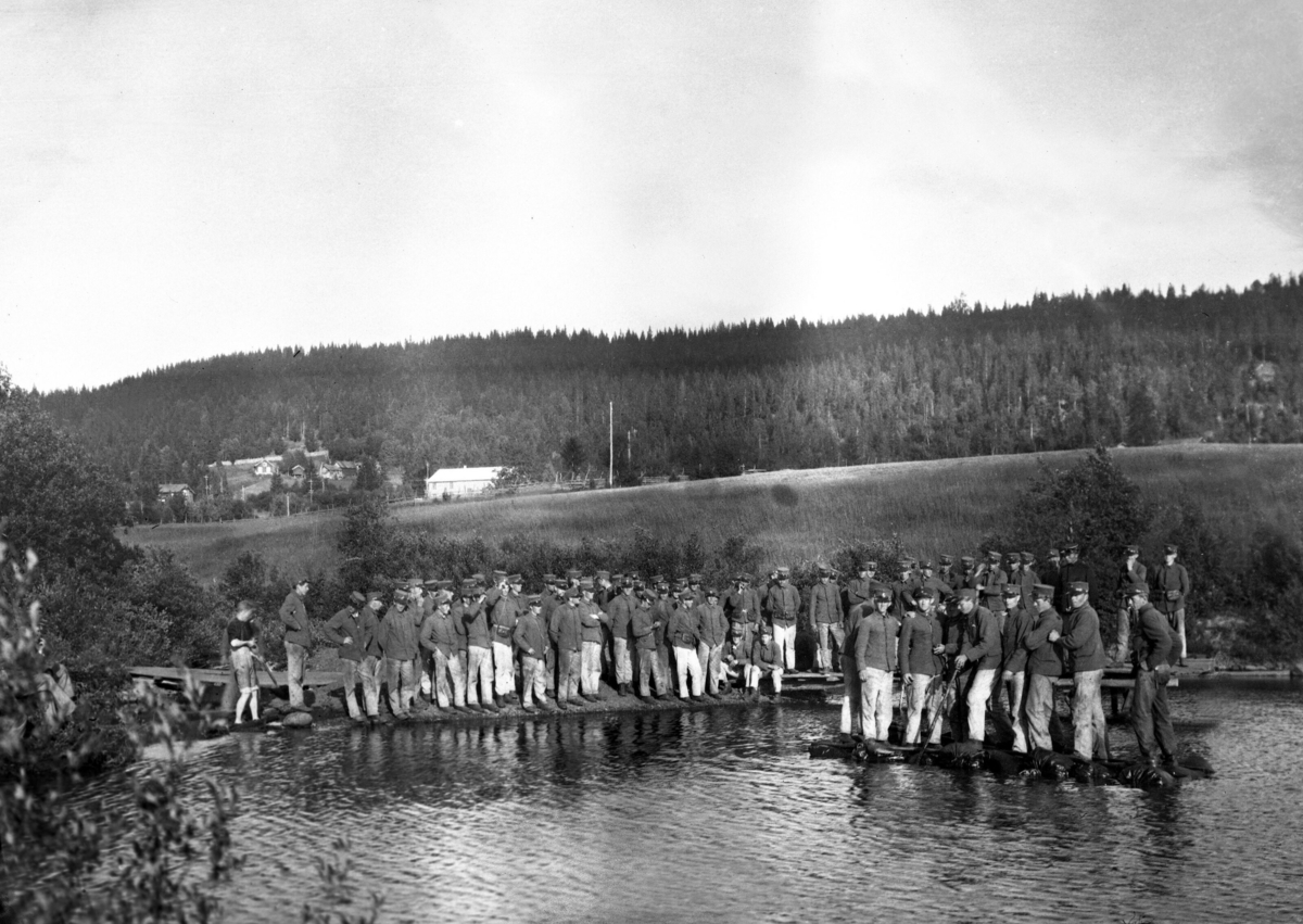 Serie med bilde frå ein militærleir