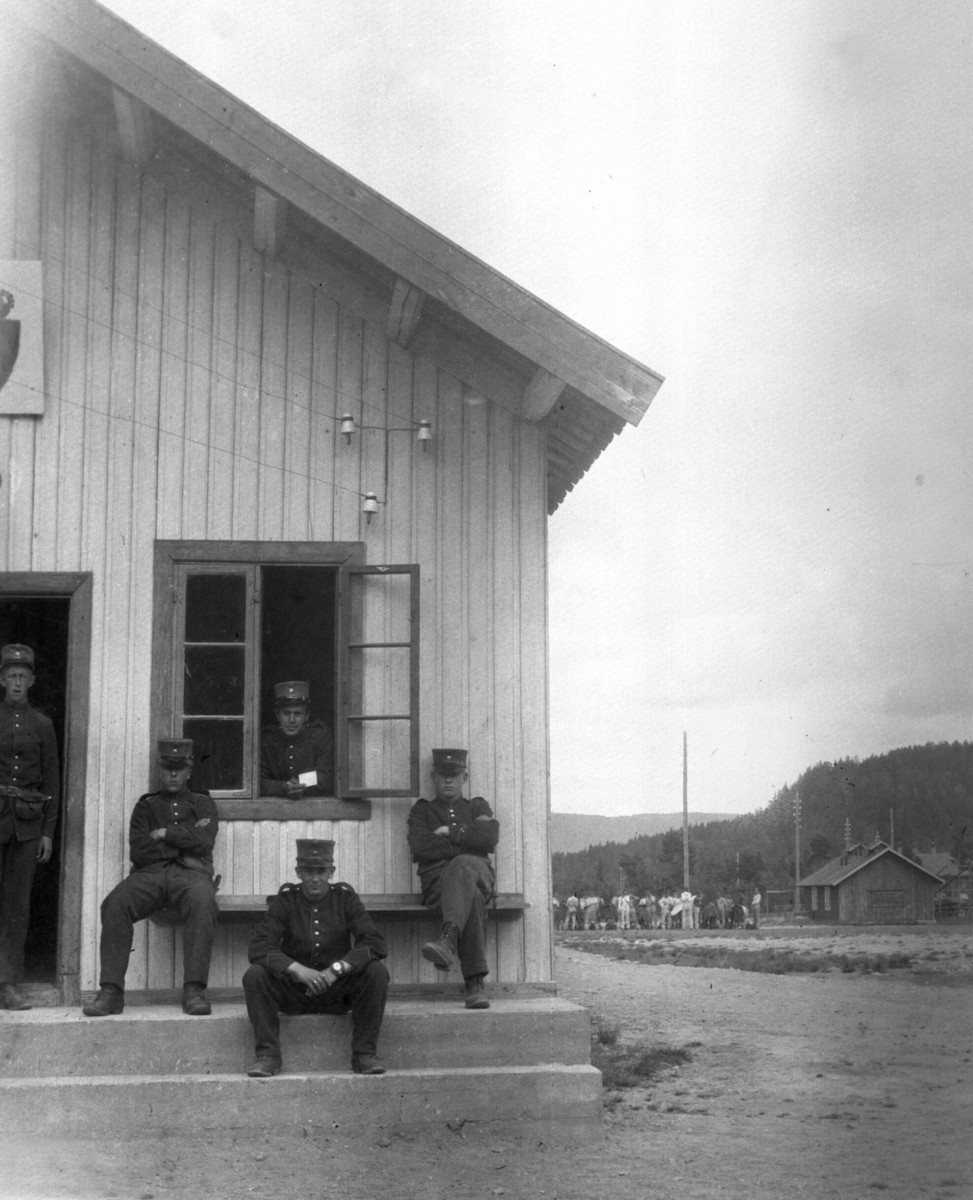 Serie med bilde frå ein militærleir