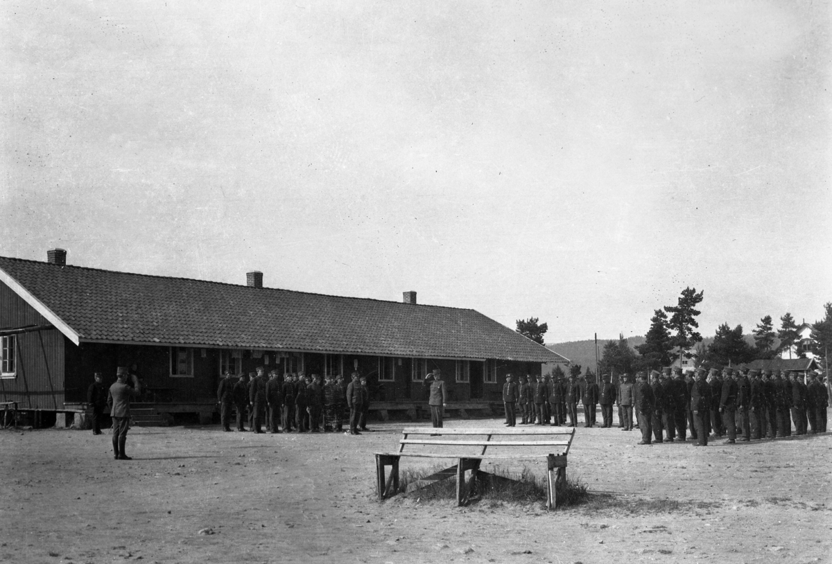 Serie med bilde frå ein militærleir