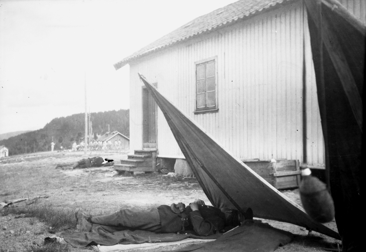 Serie med bilde frå ein militærleir