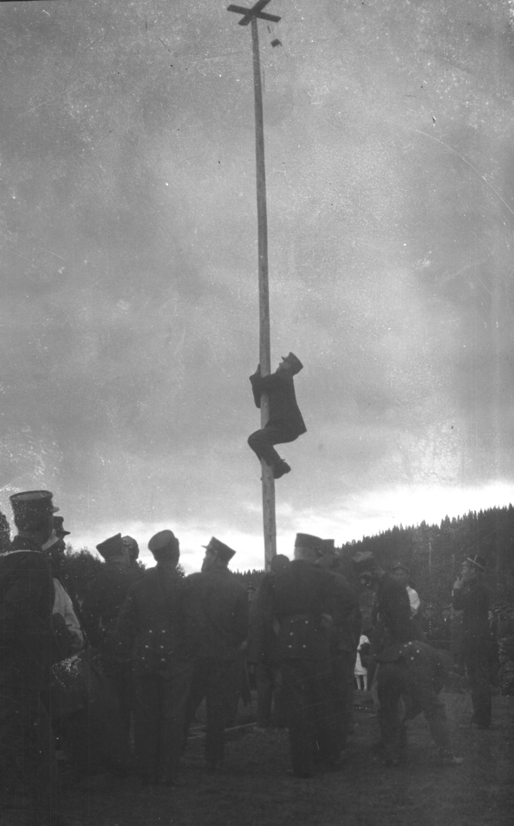 Serie med bilde frå ein militærleir