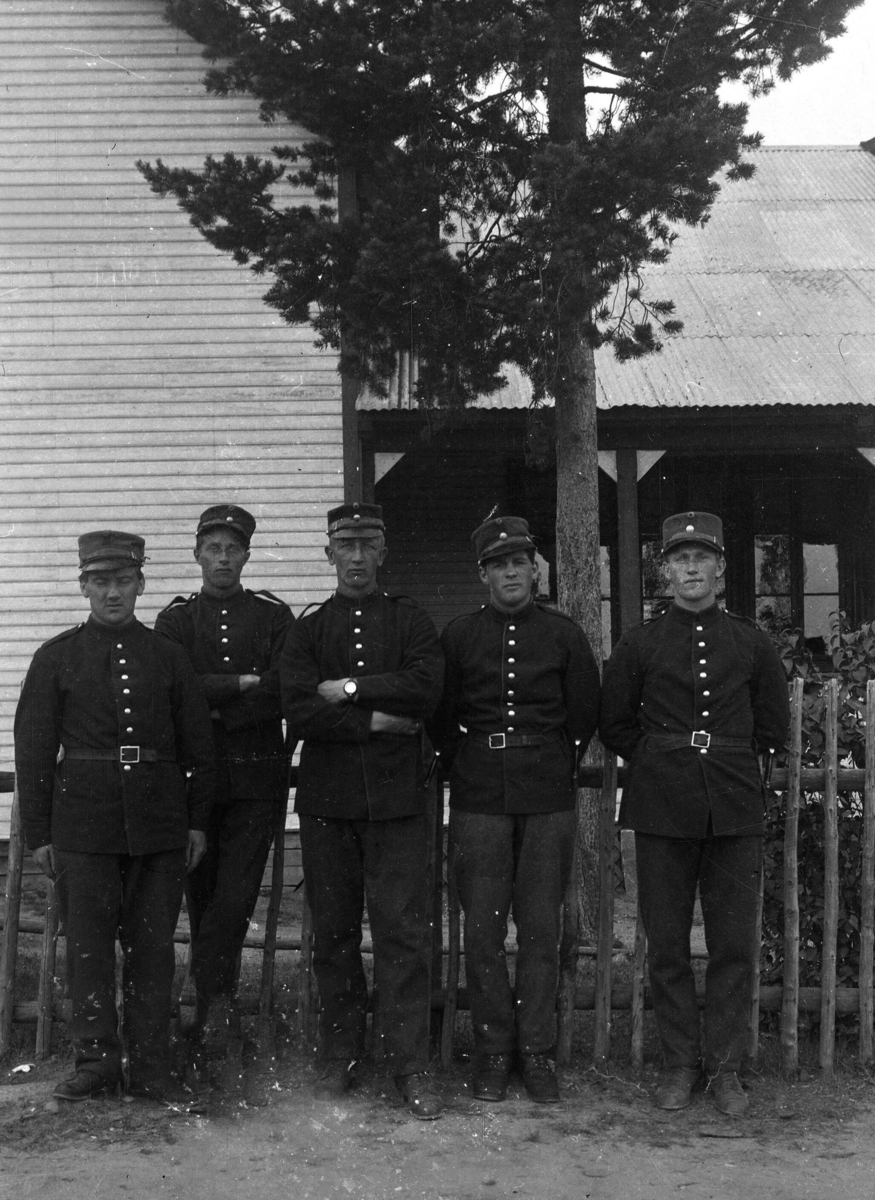 Serie med bilde frå ein militærleir