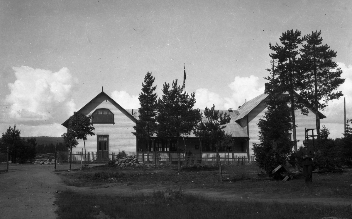Serie med bilde frå ein militærleir
