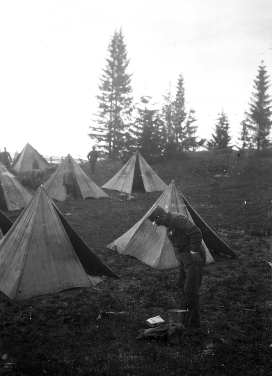 Serie med bilde frå ein militærleir