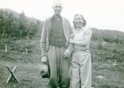 Bilde frå 1950 åra
Til høgre: Ei ukjend og begeistra bydame
Ti venstre: Olaf Huso (1884 - 1969) er noko skeptisk, men han har i alle fall teke av seg hatten.