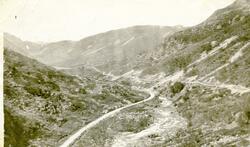 Galden, Hemsedal (1920 åra?)
T.v.: RV52 med stabbesteinar
T.h.: Kongevegen