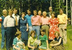 Lærarkollegiet Hemsedal barne- og ungdomsskule slutten av 1970-talet eller tidleg 1980
Fyrste rekkje: Mari Henriksen, Gunhild Haug, Gerd Eitrheim, Ingrid Spjøtvold
Andre rekkje: Kristofer Eitrheim, Olaug Kirkebøen, Sigurd Sørhøy, Olav Sletten (skulesjef) Jorunn Grøndalen (formann i skulestyret) Asbjørn Spjøtvold
Tredje rekkje: Tom Kvinlog, Arne Hopland (rektor), Håkon Linde, Arne Dekko (vaktmeister), Ukjend (Hope?)