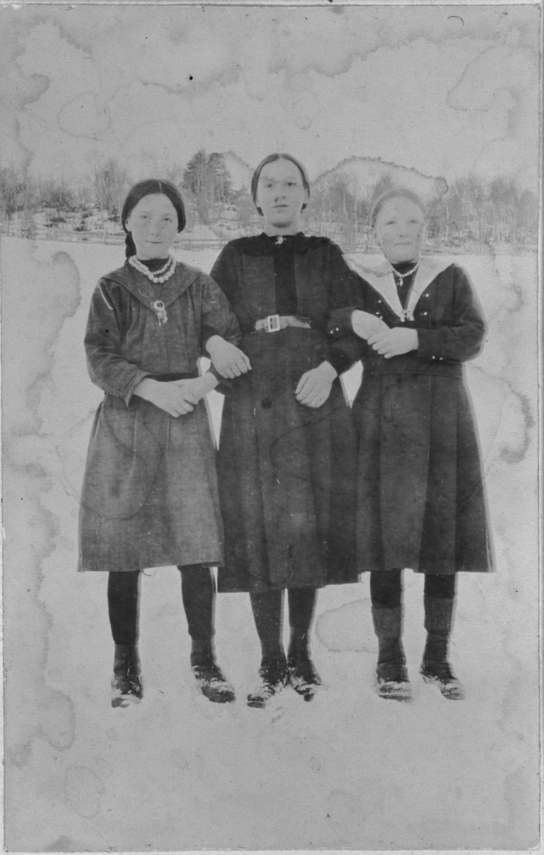 Tre jenter i vinterkjoler, ukjent sted