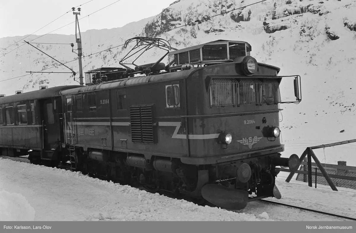 Elektrisk lokomotiv El 9 2064 med persontog til Flåm på Myrdal stasjon