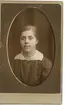 Kabinettsfotografi av en okänd ung kvinna.