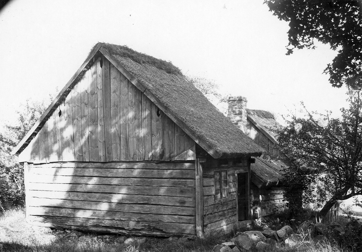 Knäreds sn. Tygared. Ryggåsstuga med lantgård.