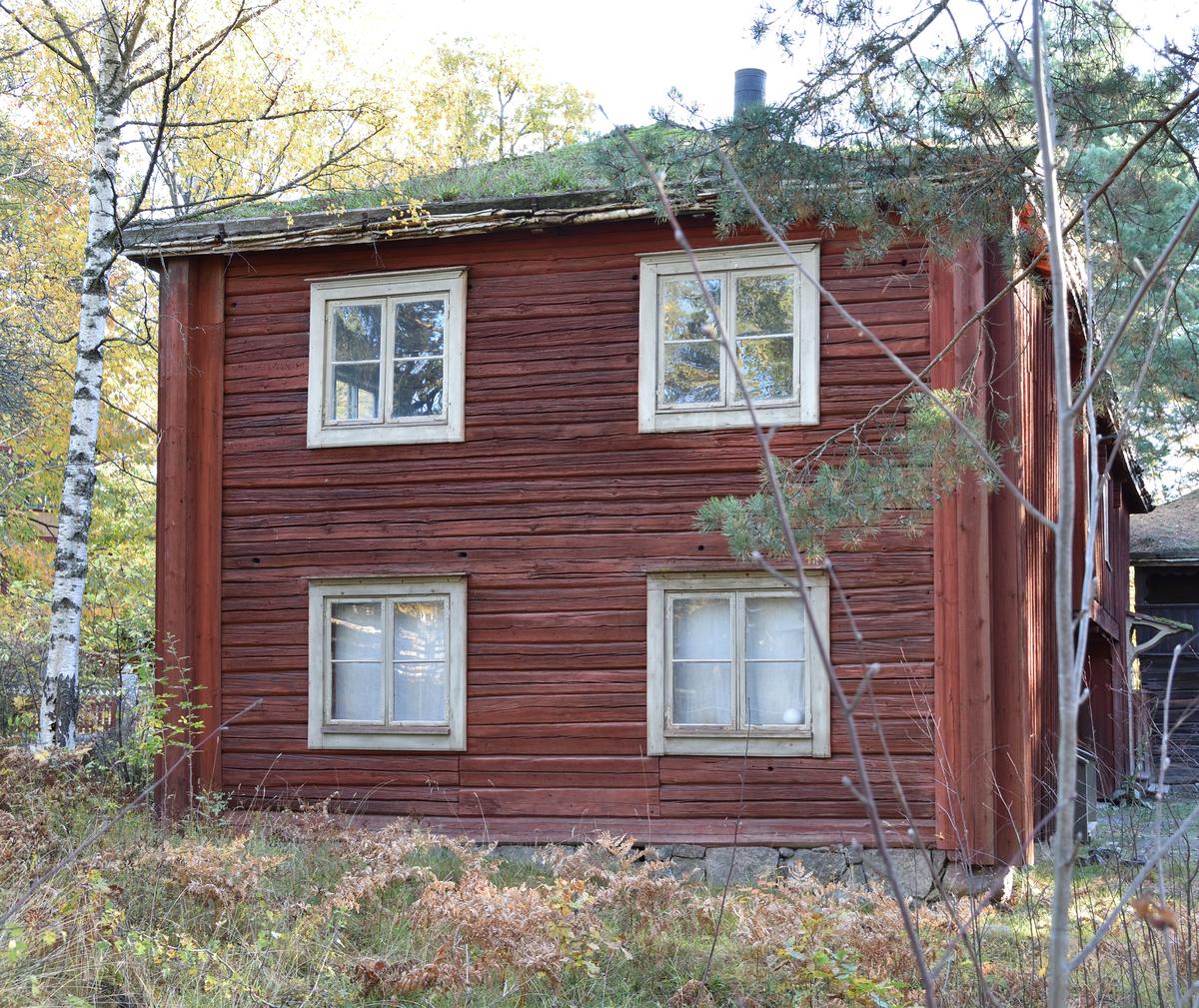 Greksåsarsboden på Bergsmansgården är en tvåvånig loftbod med inbyggd svale. Fasaden är klädd med stående locklistpanel målad med röd slamfärg. Taket är ett sadeltak med tätskikt av näver täckt med torv. 

Bottenvåningen har bod, portlider, kammare samt ett fristående utrymme som tillfogats byggnaden senare. På övervåningen finns tre rum samt kök och den inbyggda svalgången i söder. Loftboden är troligen byggd i sin nedre del under 1700-talet, medan övervåningen och svalgången troligen kom till under 1800-talets början.

Greksåsarsboden kommer från Greksåsars hyttby i Nora landsförsamling i Bergslagen och flyttades till Skansen 1942.