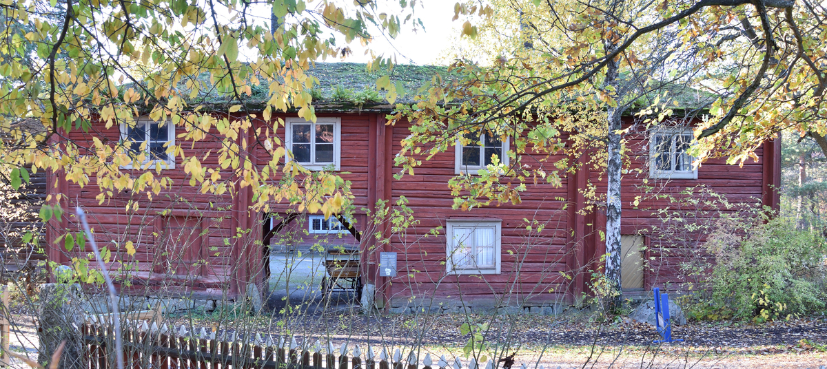 Greksåsarsboden på Bergsmansgården är en tvåvånig loftbod med inbyggd svale. Fasaden är klädd med stående locklistpanel målad med röd slamfärg. Taket är ett sadeltak med tätskikt av näver täckt med torv. 

Bottenvåningen har bod, portlider, kammare samt ett fristående utrymme som tillfogats byggnaden senare. På övervåningen finns tre rum samt kök och den inbyggda svalgången i söder. Loftboden är troligen byggd i sin nedre del under 1700-talet, medan övervåningen och svalgången troligen kom till under 1800-talets början.

Greksåsarsboden kommer från Greksåsars hyttby i Nora landsförsamling i Bergslagen och flyttades till Skansen 1942.