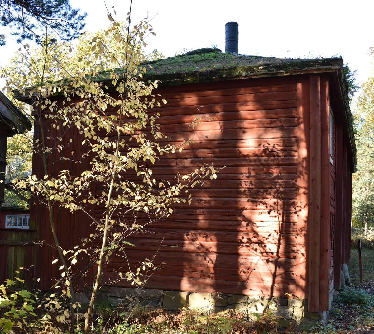 Greksåsarsboden på Bergsmansgården är en tvåvånig loftbod med inbyggd svale. Fasaden är klädd med stående locklistpanel målad med röd slamfärg. Taket är ett sadeltak med tätskikt av näver täckt med torv. 

Bottenvåningen har bod, portlider, kammare samt ett fristående utrymme som tillfogats byggnaden senare. På övervåningen finns tre rum samt kök och den inbyggda svalgången i söder. Loftboden är troligen byggd i sin nedre del under 1700-talet, medan övervåningen och svalgången troligen kom till under 1800-talets början.

Greksåsarsboden kommer från Greksåsars hyttby i Nora landsförsamling i Bergslagen och flyttades till Skansen 1942.