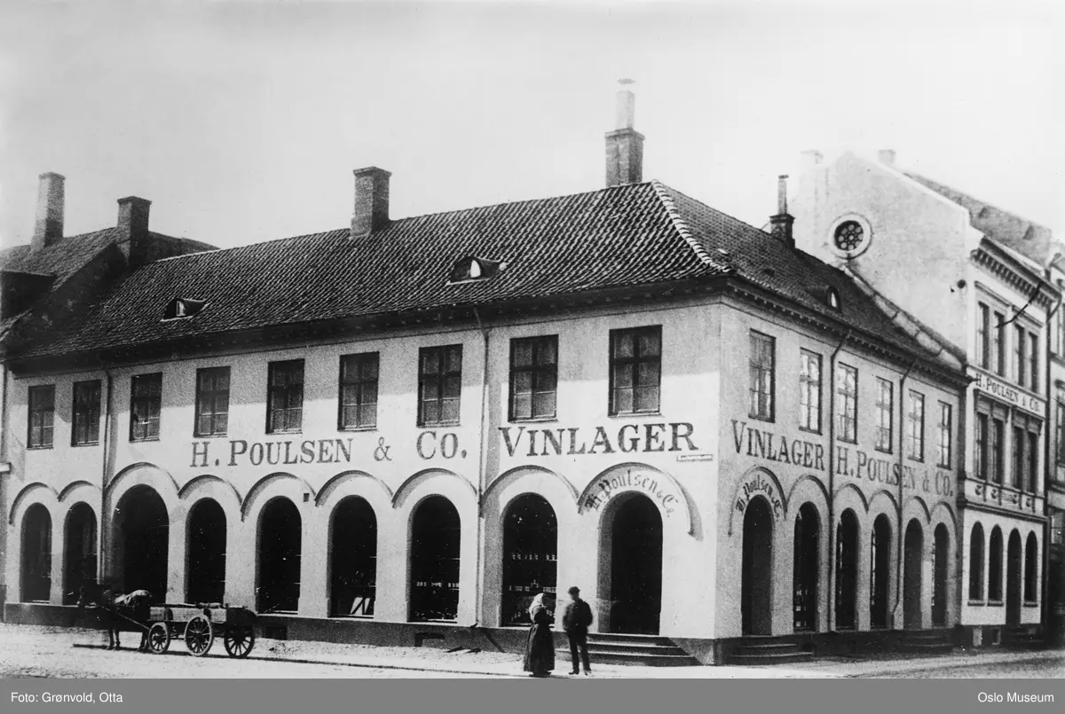 forretningsgård, H. Poulsen vinforretning, hestekjøretøy, mann, kvinne