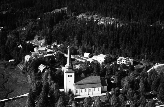 Flygfoto över Dalby kyrka med omnejd.