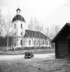 Högsjö gamla kyrka. Kyrkan invigdes 1789. Byggmästaren var Simon Geting från Sundsvall efter ritningar av Per Hagmansson bosatt i Sundsvall. Bildhuggaren till en del inredning är Pehr Westman från Hemsön. Predikstolen och altaruppsättningen i den nyklassicistiska stilen är Olof Hofréns arbete. Orgel tillverkades av J.G. Ek från Härnösand. Olof Hofrén fick i uppdrag att måla, ornera och förgylla orgelfasaden. Altartavlan föreställande korset på Golgatan är en målning av Sven Linnborg från början av 1900-talet.