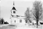 Björna kyrka. Byggd av trä efter ritning av arkitekt Fredrik W Scholander. Torn i väster. Nygotisk stil. 1890-talet läktare i väster. Bänkinredning från sekelskiftet. Fördjupat korparti.