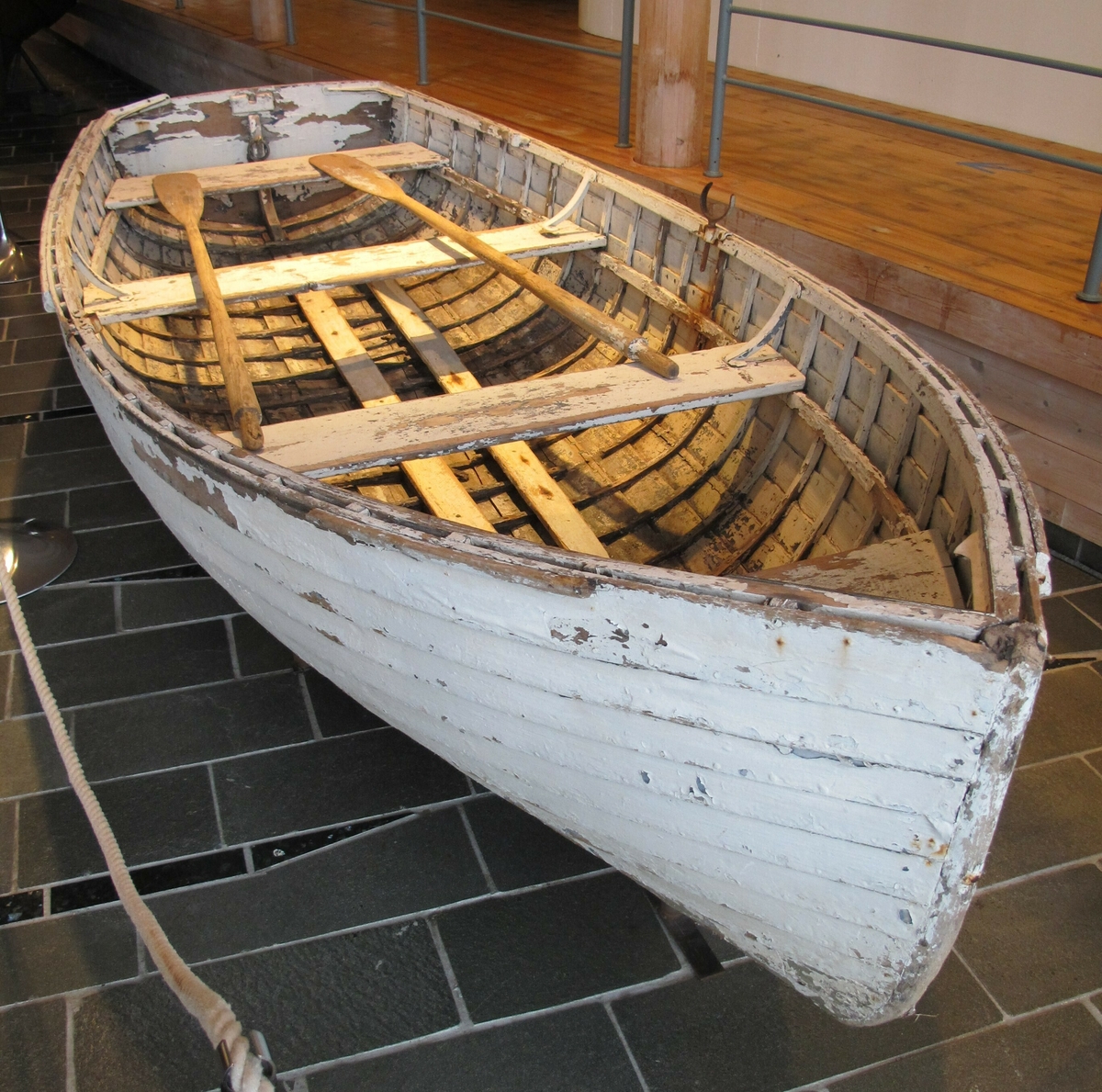 Livbåt med to par årar og ein åregaffel.