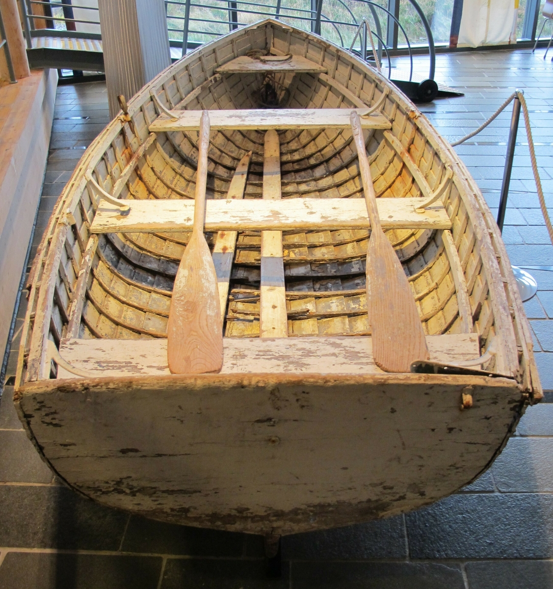 Livbåt med åregaffel.