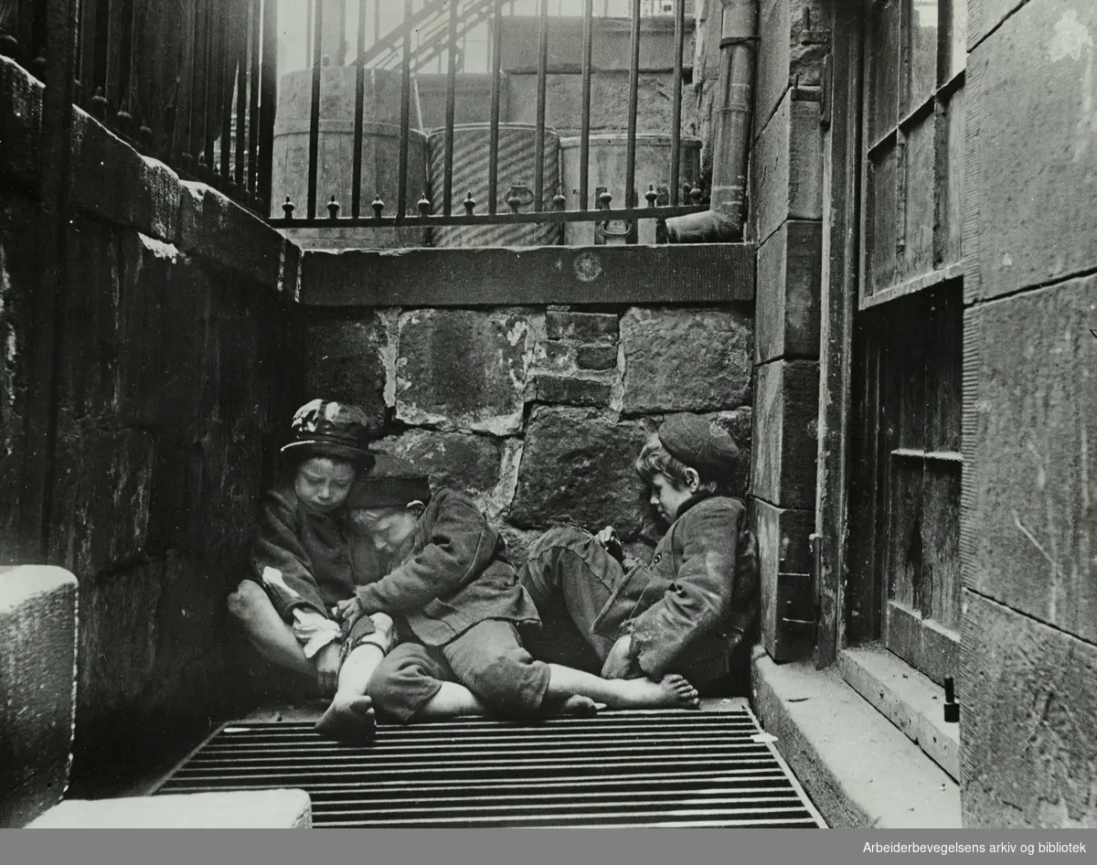 "Street Arabs in sleeping quarter" New York. Sosialdokumentarisk fotografi tatt av danskfødte Jacob A. Riis. Fra serien “How the Other Half Lives” 1891.