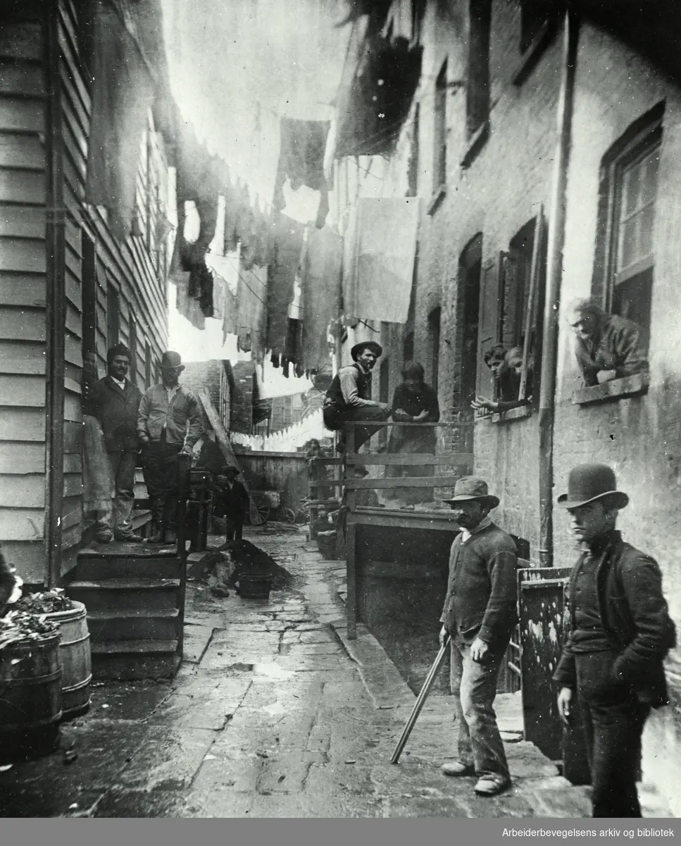 "Bandits roost at 59 1/5 Mulberry Street" (Chinatown) i New York. Sosialdokumentarisk fotografi tatt av danskfødte Jacob A. Riis. Fra serien “How the Other Half Lives” 1891.