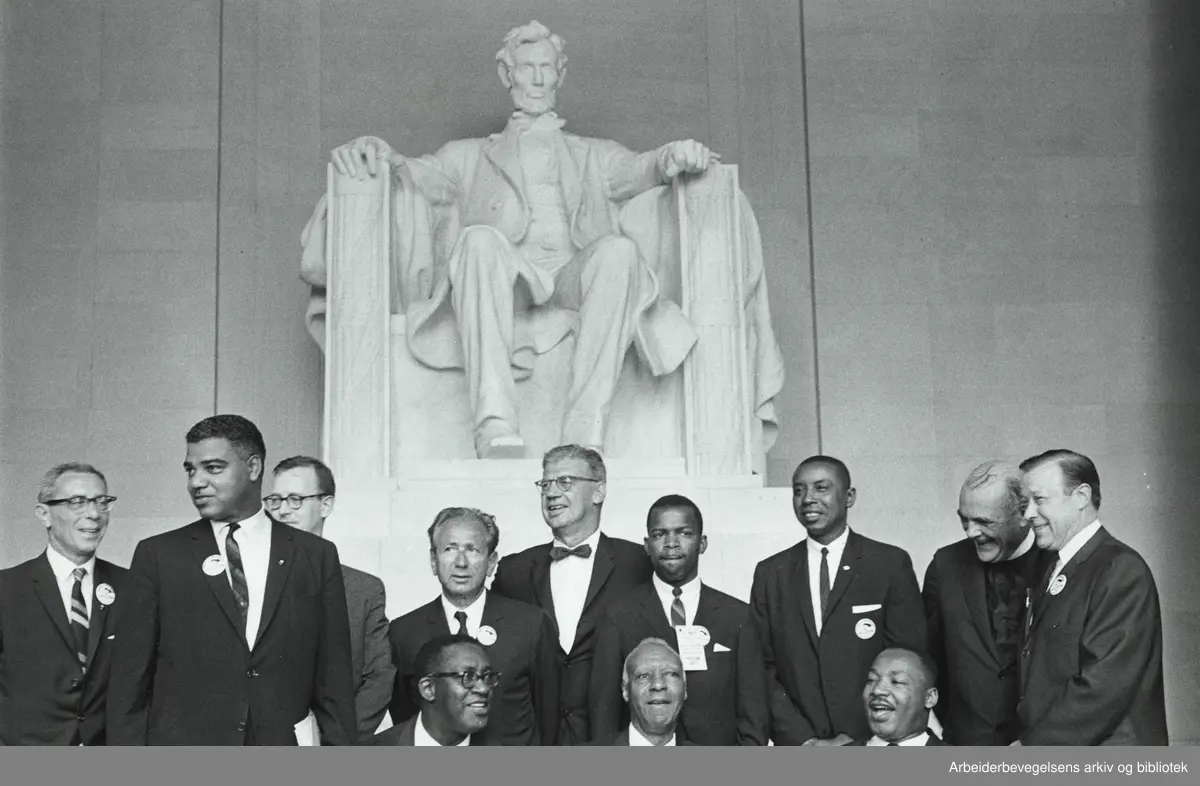 "Marsjen mot Washington", 18 august 1963. Ledere fra den amerikanske borgerrettighetsbevegelsen foran statuen av Abraham Lincoln. På bildet: Whitney M. Young Jr., Cleveland Robinson, A. Philip Randolph, Martin Luther King Jr., Roy Wilkins, Mathew Ahmann, Rabbi Joachim Prinz, John Lewis, Eugene Carson Blake, Floyd B. McKissick og Walther P. Reuth.