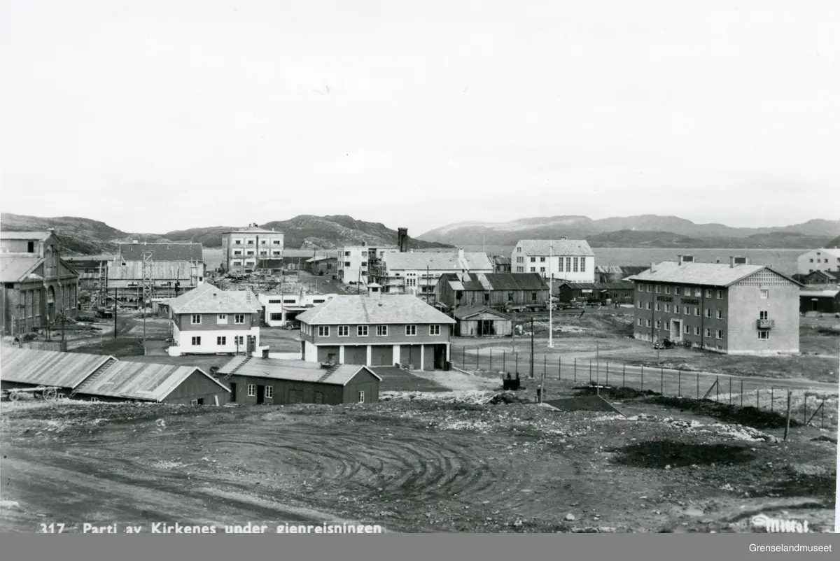 Kirkenes under gjenoppbyggingen rundt år 1950. Her vises det nye administrasjonsbygget til A/S Sydvaranger.  
