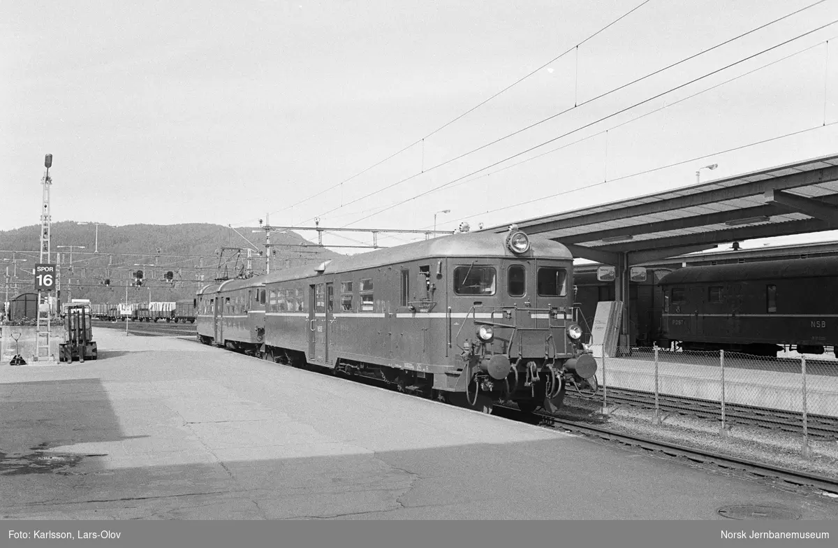 Elektrisk motorvognsett type 65 med styrevogn BFS65 fremst, med lokaltog på Trondheim stasjon