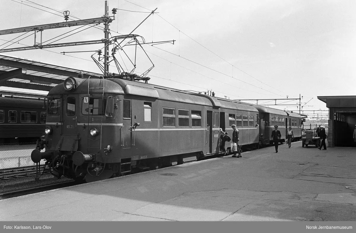 Elektrisk motorvognsett type 65 med motorvogn Bm 65 25 fremst, med lokaltog på Trondheim stasjon