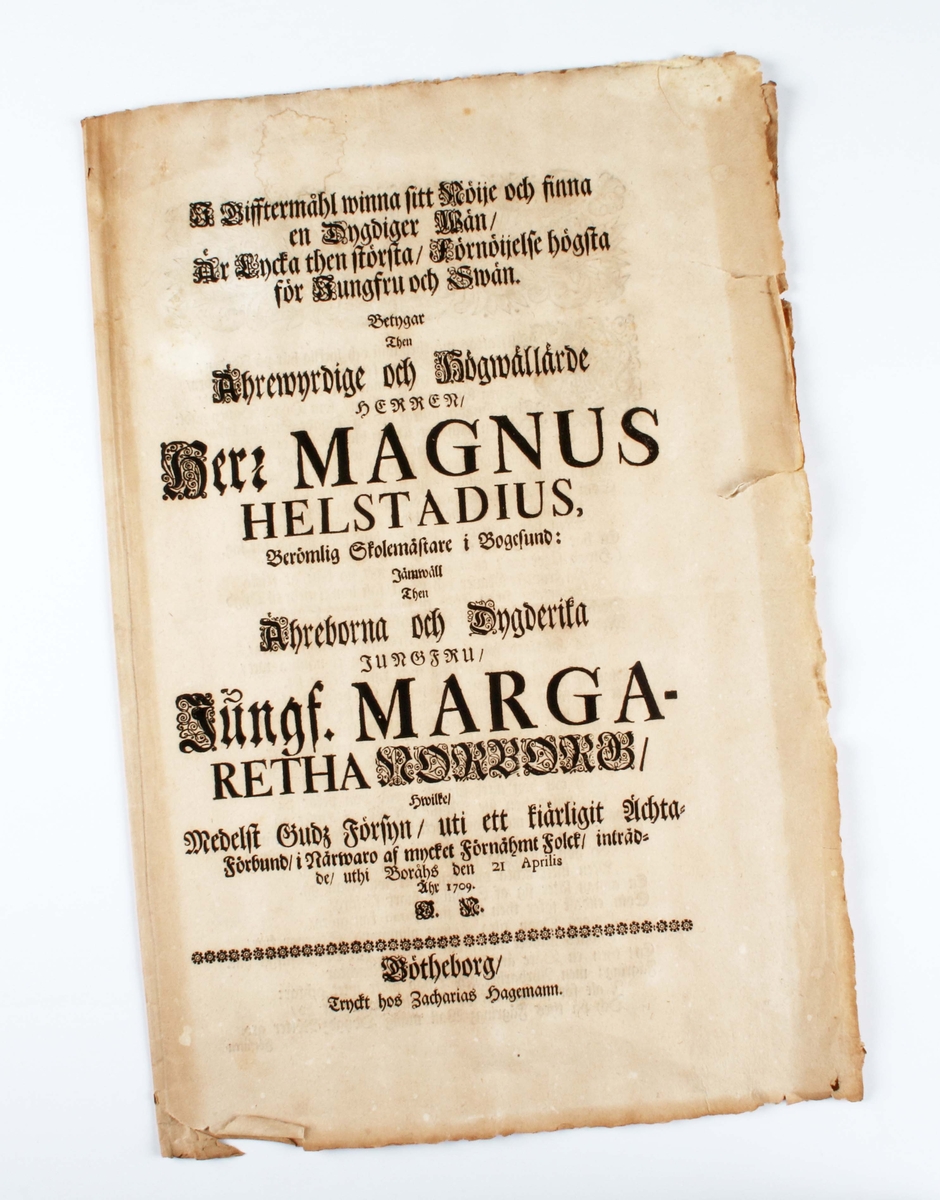 Bröllopskväde (bröllopsdikt). Till Magnus Hellstadius och Margaretha Norborg, Borås, 21 april 1709 av Olof Norborg. Blekbrunt papper med svart handskriven text. På första sidan tillägnan av Olof Norborg (brudens broder), magister i uppsala 1710, senare kyrkoherde i Fredsberg 1745. Fadern, Måns Olofsson Norborg, rådman, Borås. Magnus Hellstadius, bondsondräng, Skattegården, Hällstad, född 1672, präst 1706, död 1737 som kyrkoherde i Eriksberg. Tryckt hos Z. Hagemann, Göteborg. Bruks- och åldersslitage.