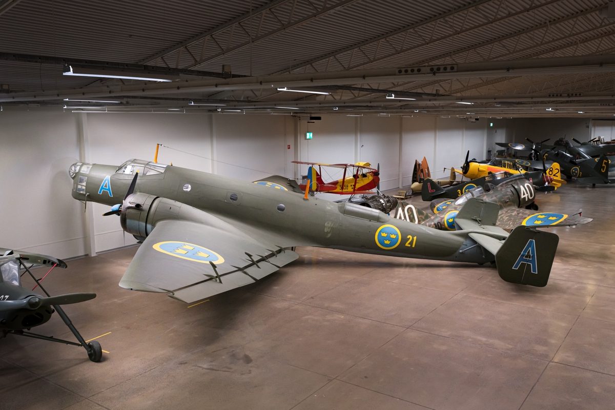Bombflygplan, B 3C-2
Junkers Ju 86K, B 3C-2.

Fyrsitsigt monoplan med två niocylindriga SFA My XXIV motorer. 
Märkning: Blå A på framkropp och fenor, flottiljnummer 21 och kronmärke på bakkroppen.