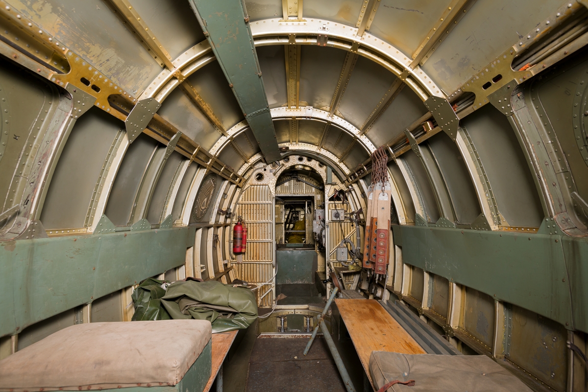 Bombflygplan, B 3C-2
Junkers Ju 86K, B 3C-2.

Fyrsitsigt monoplan med två niocylindriga SFA My XXIV motorer. 
Märkning: Blå A på framkropp och fenor, flottiljnummer 21 och kronmärke på bakkroppen.