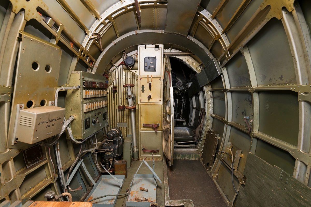Bombflygplan, B 3C-2
Junkers Ju 86K, B 3C-2.

Fyrsitsigt monoplan med två niocylindriga SFA My XXIV motorer. 
Märkning: Blå A på framkropp och fenor, flottiljnummer 21 och kronmärke på bakkroppen.