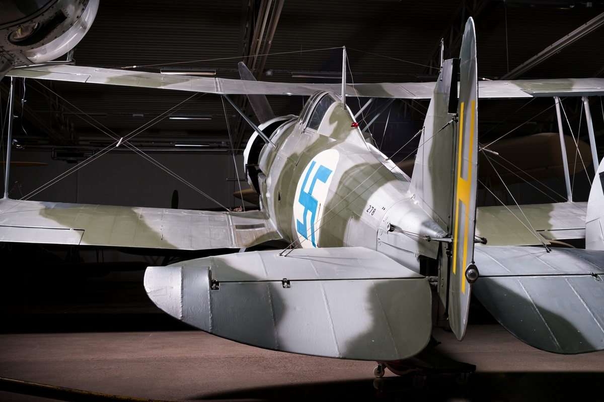 Jaktflygplan, J 8A
Gloster Gladiator.

Ensitsigt biplan med Bristol Mercury S3 motor. Beväpning: 4 x 8 mm kulsprutor samt bomber. 
Märkning: Gult H på rodret och blå svastika på vit bakgrund på sidan.