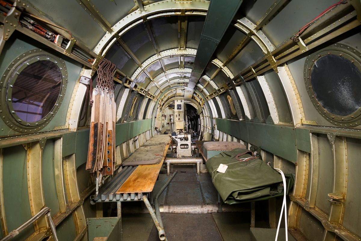 Bombflygplan, B 3C-2
Junkers Ju 86K, B 3C-2.

Fyrsitsigt monoplan med två niocylindriga SFA My XXIV motorer. 
Märkning: Blå A på framkropp och fenor, flottiljnummer 21 och kronmärke på bakkroppen.