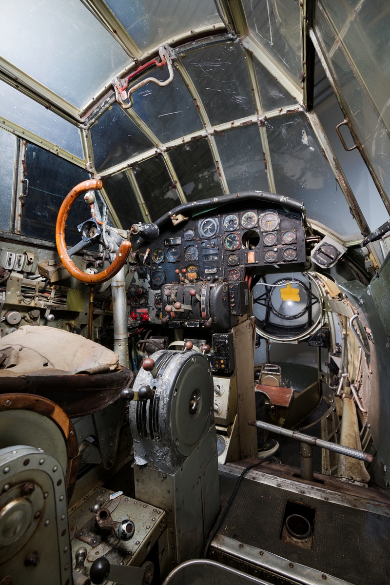 Bombflygplan, B 3C-2
Junkers Ju 86K, B 3C-2.

Fyrsitsigt monoplan med två niocylindriga SFA My XXIV motorer. 
Märkning: Blå A på framkropp och fenor, flottiljnummer 21 och kronmärke på bakkroppen.