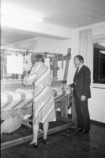 Knäreds sn.
Motivtext foto 1-5: I ateljén hos vävparet John och Judith Johansson, Knäred.
Motivtext foto 6-9: Judith och John Johansson vid vävstolen.