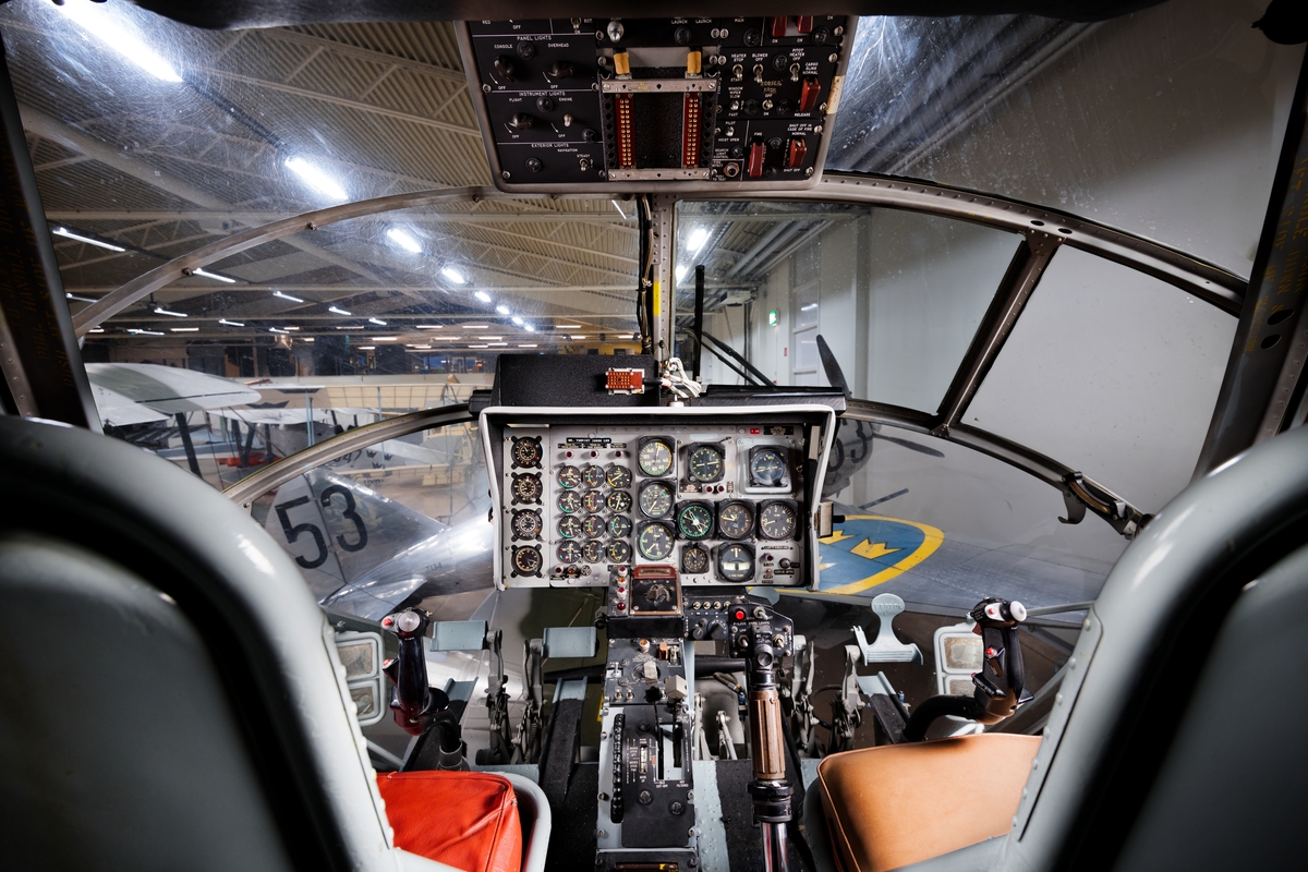 Helikopter, Hkp 1A. 
Vertol 44A

Helikopter med två rotorer. Försedd med kudde i framända samt på sidor bak.
Märkning: Marinens logotyp, ett ankare, och texten MARINEN på sidan. Kronmärke på bakkroppen och kodsiffra 01 på fenan.