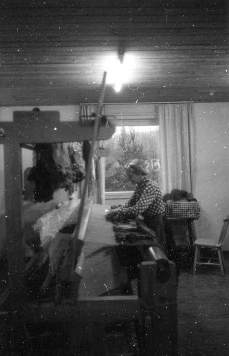 Knäreds sn.
Motivtext foto 1-5: I ateljén hos vävparet John och Judith Johansson, Knäred.
Motivtext foto 6-9: Judith och John Johansson vid vävstolen.